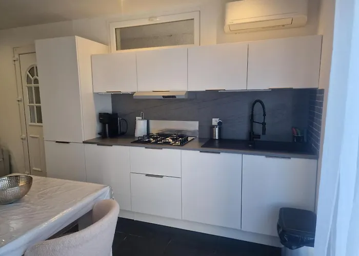 A 2 Pas De La * Rogliano