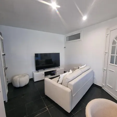 A 2 Pas De La * Rogliano