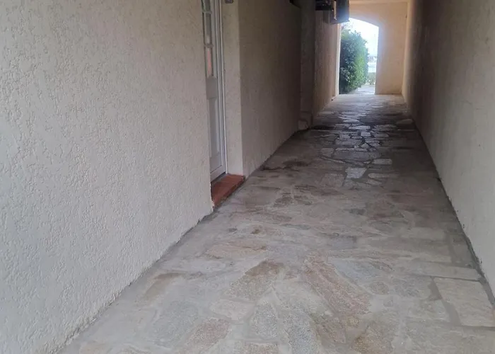 A 2 Pas De La * Rogliano