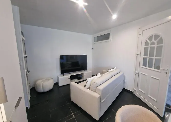 A 2 Pas De La * Rogliano